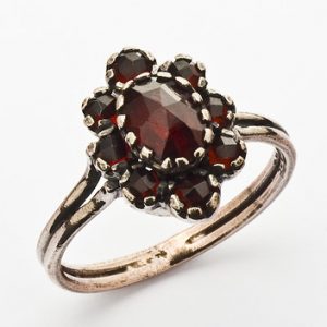 Goettgen Ring Granat 925 Silber patiniert